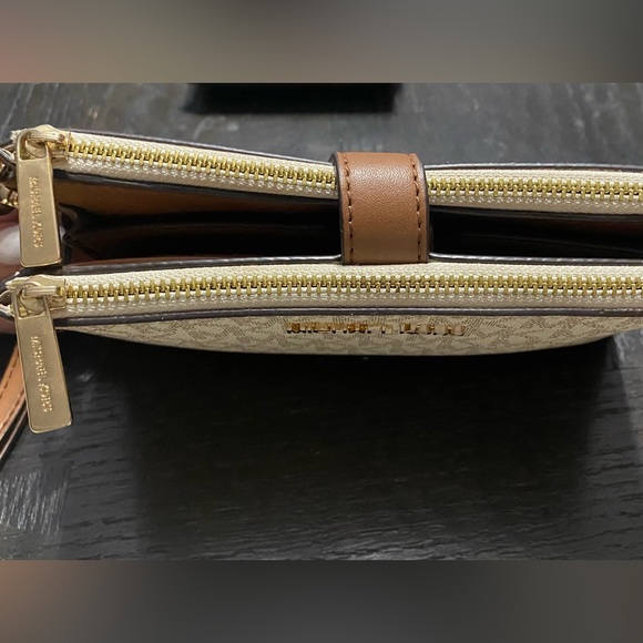 Michael Kors Smartphone Wristlet Wallet - Picture 4 of 10